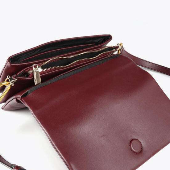 BANDOLERA EFECTO PIEL CON TRES COMPARTIMENTOS Y SOLAPA
