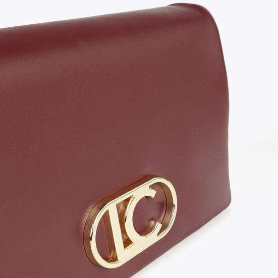 BANDOLERA EFECTO PIEL CON TRES COMPARTIMENTOS Y SOLAPA
