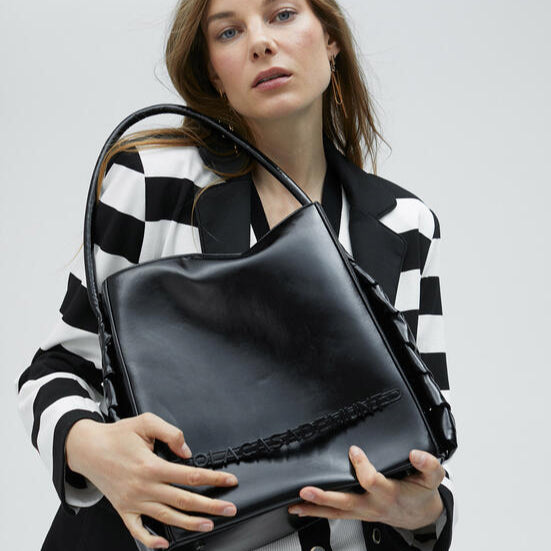 BOLSO SHOPPER CON DETALLES LATERALES