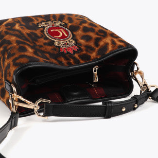 BOLSITO TEJIDO ANIMAL PRINT PARCHE ESCUDO