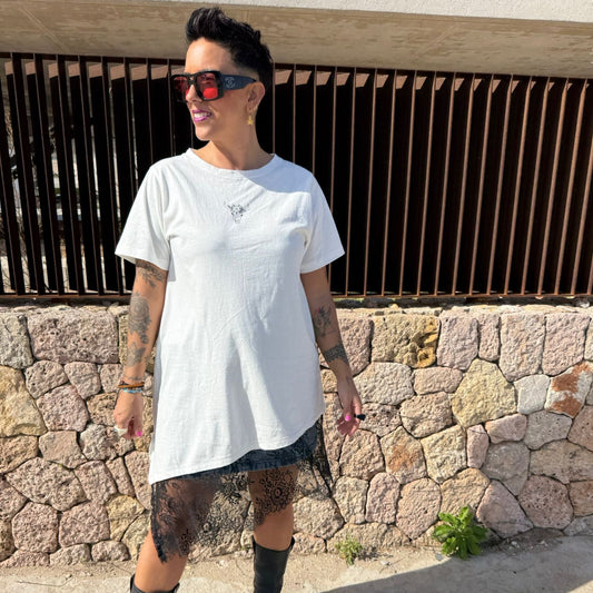 CAMISETA ASIMÉTRICA LOGO