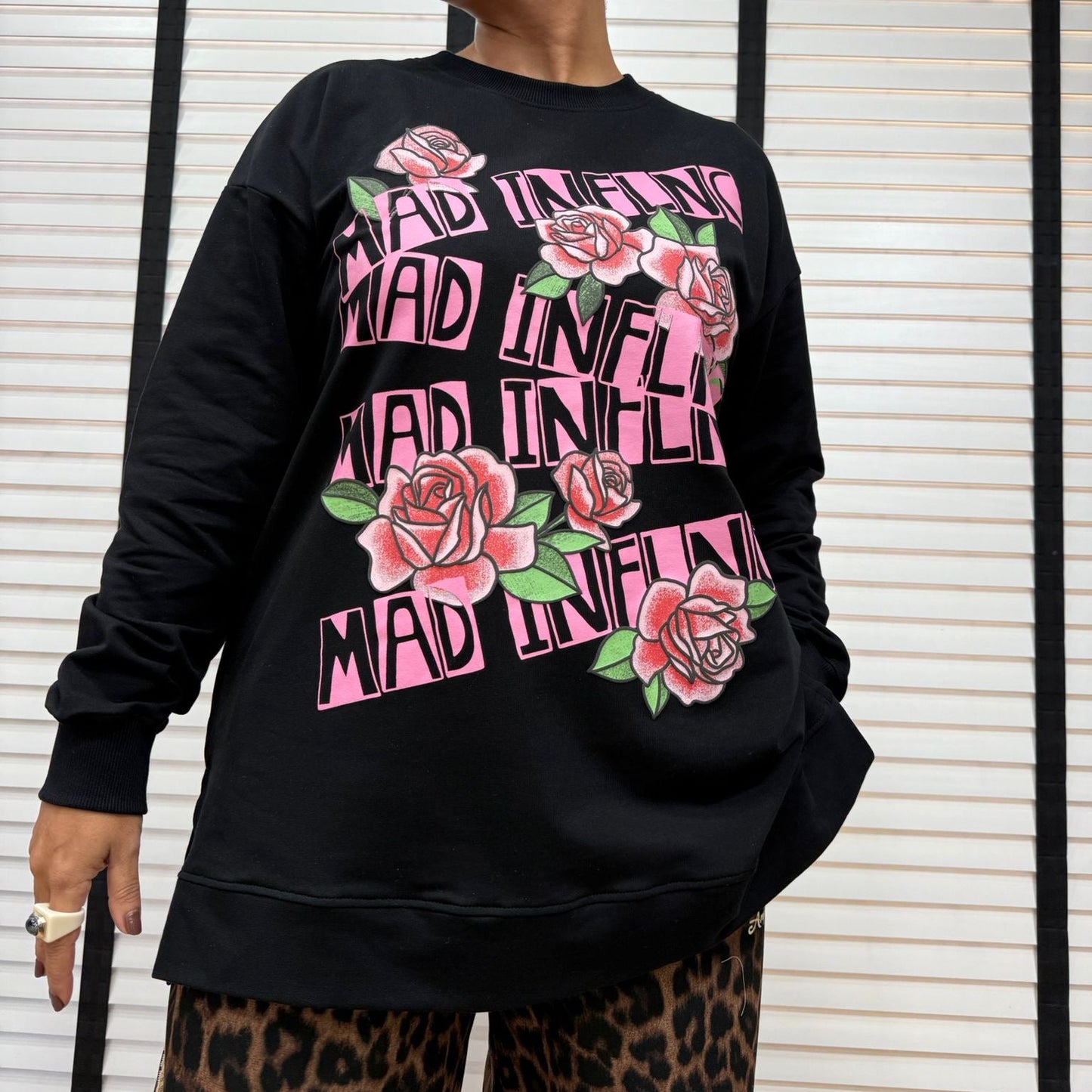 SUDADERA ROSAS NEGRA