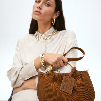 BOLSO PEQUEÑO PLISADO CON ETIQUETA "BAGS LOVERS"