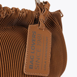 BOLSO PEQUEÑO PLISADO CON ETIQUETA "BAGS LOVERS"