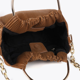 BOLSO PEQUEÑO PLISADO CON ETIQUETA "BAGS LOVERS"