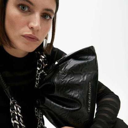 BOLSO EFECTO ARRUGADO CON DETALLES METÁLICOS