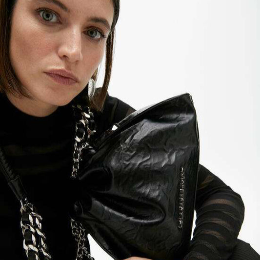 BOLSO EFECTO ARRUGADO CON DETALLES METÁLICOS