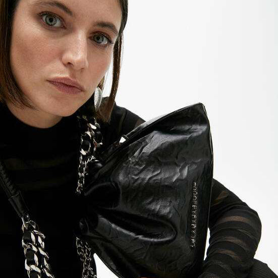 BOLSO EFECTO ARRUGADO CON DETALLES METÁLICOS