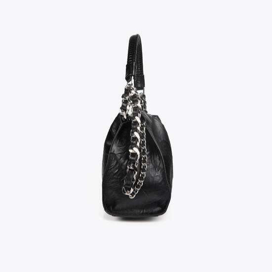 BOLSO EFECTO ARRUGADO CON DETALLES METÁLICOS