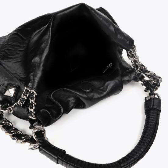BOLSO EFECTO ARRUGADO CON DETALLES METÁLICOS