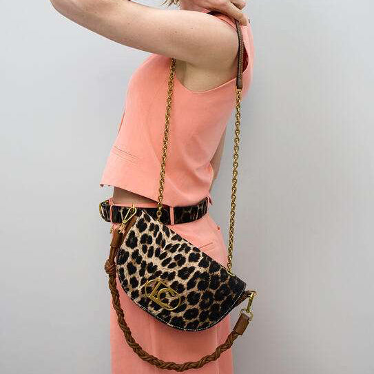 BOLSO MEDIA LUNA DE LEOPARDO Y EFECTO PIEL