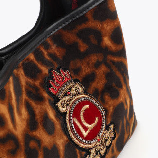 BOLSITO TEJIDO ANIMAL PRINT PARCHE ESCUDO