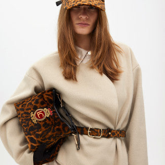 BOLSITO TEJIDO ANIMAL PRINT PARCHE ESCUDO